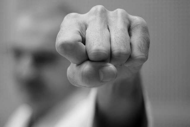 Uderzyłem – co mi grozi? Naruszenie nietykalności cielesnej